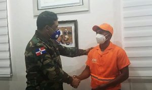 COMIPOL reconoce operador de grúa que devolvió dinero y arma de fuego