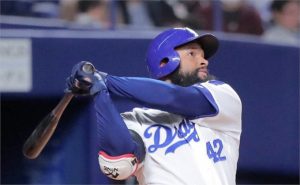 Dominicano Almonte amplía racha de juegos con hits en béisbol japonés
