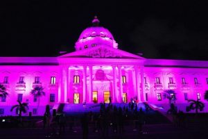 Palacio Nacional enciende luces color rosado por el Mes Cáncer de Mama