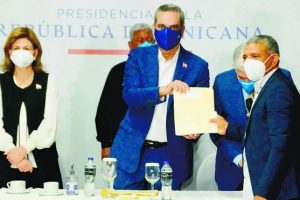 SANTIAGO: Abinader entrega RD$134 MM a cabildos y juntas municipales