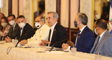 Gobierno crea fondo de RD$2,300 mm para regalía a empleados suspendidos Gobierno crea fondo de RD$2,300 mm para regalía a empleados suspendidos