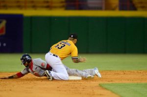 Aguilas derrotan a los Leones; también suspenden juegos Gigantes por COVID