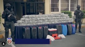 AZUA: Decomisan 231 paquetes de cocaína y arrestan a seis hombres