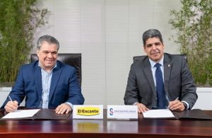 Asociación Cibao y El Encanto firman acuerdo de lanzar tarjeta compartida