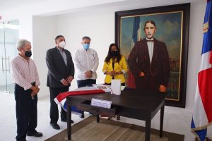 Propeep y Museo Historia restauran mesa donde fue firmada Constitución