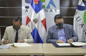 Aduanas y Medio Ambiente retirarán  barco encallado en bahía Manzanillo