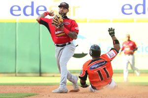 Toros del Este derrotan dos veces a los Leones del Escogido en beisbol de RD