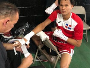 Leonel de los Santos vence mexicano en inicio como boxeador profesional