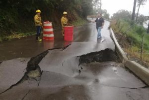 JARABACOA: Lluvias causan daños carretera de  Manabao