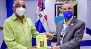 Escritor Arsenio Hernández pone a circular obra “El Poder Municipal”
