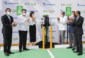 Banreservas instala estaciones de carga Evergo para los vehículos eléctricos