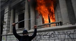 Cientos de manifestantes incendiaron la sede del Congreso de Guatemala