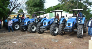 SABANA GRANDE DE PALENQUE: El IAD entrega tractores a productores