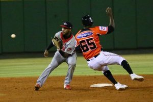 Toros vencen a los Leones y produce triple empate en la cima beisbol de RD