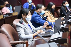 Diputados aprueban resolución médicos hagan pasantías en escuelas