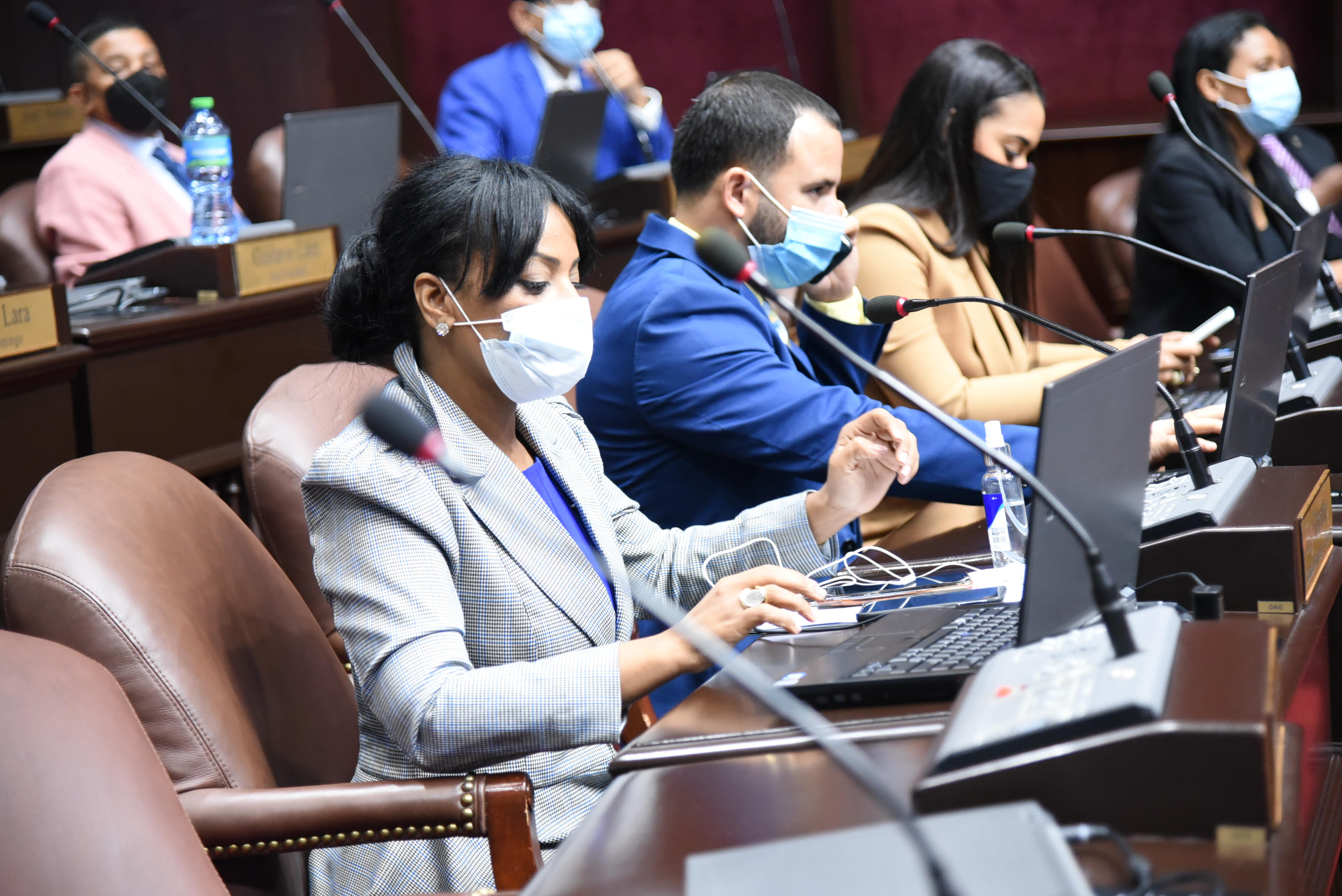 Diputados aprueban resolución médicos hagan pasantías en escuelas imagen