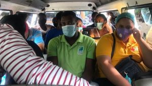 Opinan hacinamiento en el transporte público ayuda a multiplicar contagios