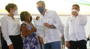 AZUA: Presidente dominicano entrega más 2,500 títulos a parceleros
