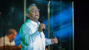 MEXICO: Con ventilación mecánica está el cantante Armando Manzanero