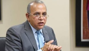 Ministro advierte restricciones mucho más duras si sigue repunte de Covid