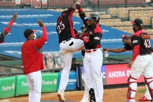 Leones derrotan Toros; Gigantes vencen a las Estrellas; Aguilas ganan