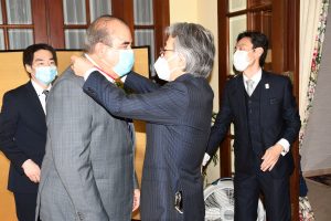 Emperador de Japón reconoce aportes de Cristóbal Marte Hoffiz
