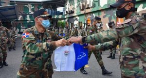 MOPC entrega kits a soldados con
medicamentos para prevenir COVID