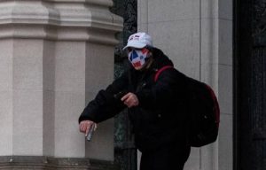 Hombre con mascarillla de los colores de bandera RD tirotea en catedral NY