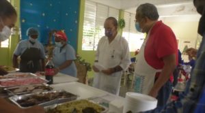 Luis Acosta Moreta ofrece almuerzo 
pacientes del Leprocomio de Nigua
