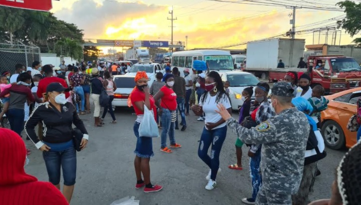 SANTIAGO: Salud suspende «mercado de pulgas» ante repunte de COVID-19 imagen