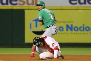 Estrellas vencen a los Leones; Licey y Gigantes dividen; Toros triunfan Estrellas vencen a los Leones; Licey y Gigantes dividen; Toros triunfan