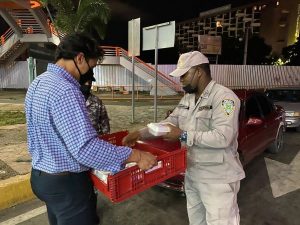 Fundación Raymond Rodríguez dona alimentos a policías