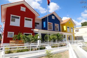 AZUA: Abinader anuncia viviendas y entrega centro aislamiento COVID-19