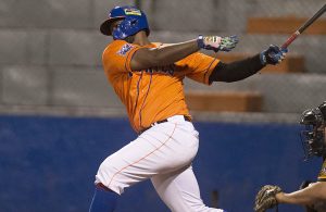 Dominicano Denis Phipps jonronea tres veces en béisbol de Nicaragua