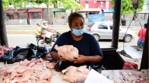 El pollo escasea en Santo Domingo; sube 11 pesos en puestos de la calle