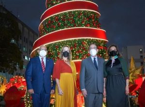 Banco Central enciende árbol Navidad