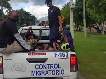 Migración apresa decenas de haitianos ilegales en el municipio de Sosua imagen