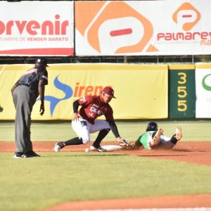 Gigantes y Estrellas dividen; Licey apabulla Aguilas en beisbol RD