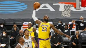 Los Lakers ganan a San Antonio en un partido histórico para LeBron James