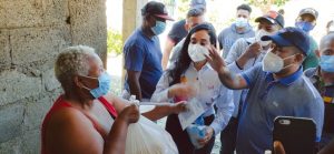 El senador Héctor Acosta entrega obsequios navideños casa por casa