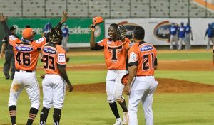 Toros del Este derrotan dos veces a los Tigres del Licey en el beisbol de la RD