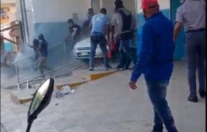 Conductora pierde control y atropella a 12 en dispensario Los Guaricanos