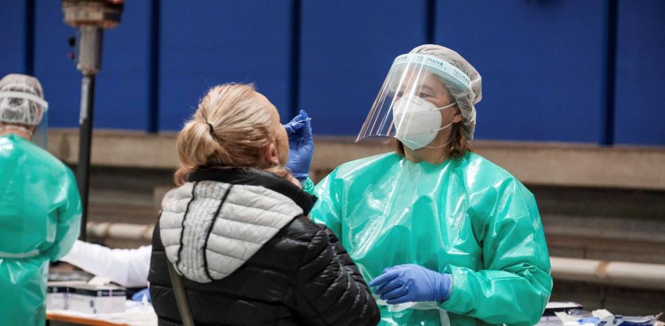 Contagios diarios de COVID se frenan a nivel global, pero no las muertes imagen