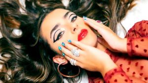 Adriana Torrón empieza el nuevo año con la canción “Uña con diamante”