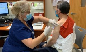 Amable Aristy explica cómo y porqué se vacunó con Moderna en Miami