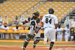 Gigantes a una victoria de avanzar a la final beisbol de RD; Aguilas triunfan