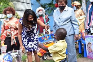 CONANI entrega juguetes a niños albergados en hogares de paso