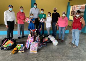 Director de DGDC distribuye juguetes a niños de San Francisco de Macorís