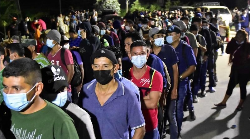HONDURAS: Centenares de personas se concentran para salir hacia EE.UU. imagen