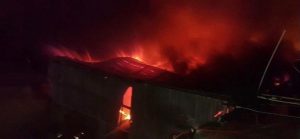 Incendio devora fábrica de papel en sector Villa Juana, de la capital